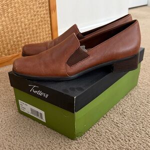 Trotters Women's Tan Leather Slip-On Loafers